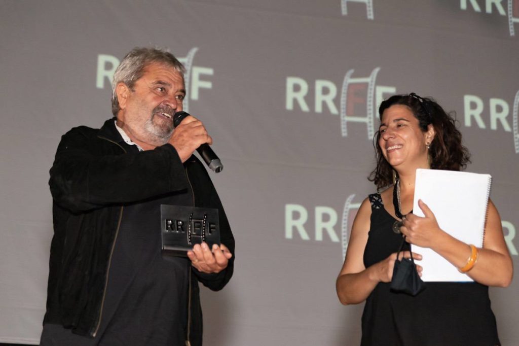 Carles Miralles luce su estatuilla tras el homenaje rec ibido por el Riurau Film Fest ival 2020© Jordi Dominguis